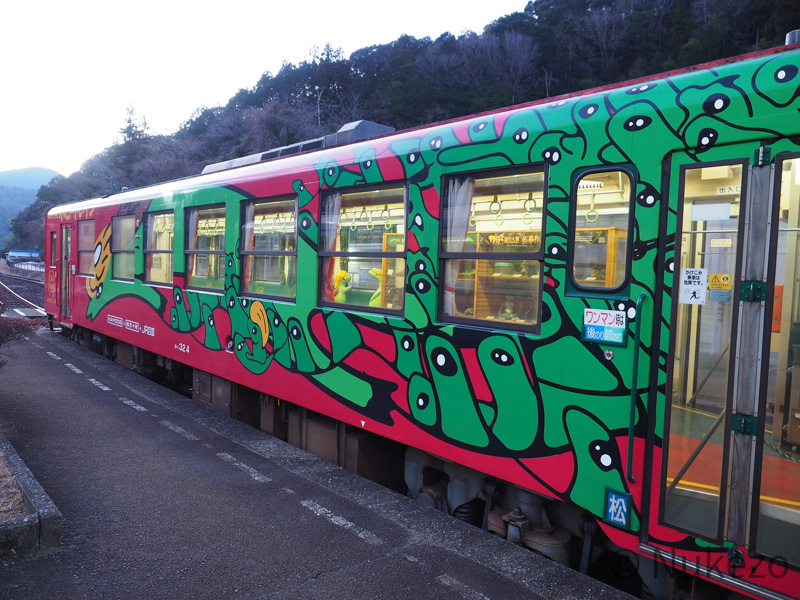 JR四国キハ32形「海洋堂ホビートレイン かっぱうようよ号（予土線