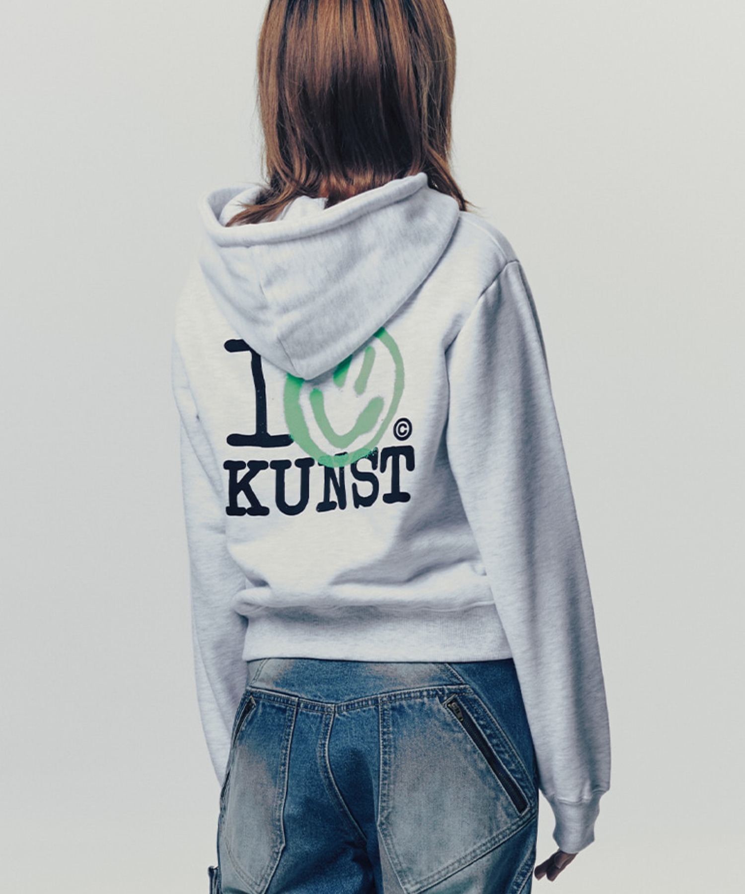 A'GEM/9 × .kom 『ISTKUNST/イストクンスト』I SMILEY KUNST CROP HOOD