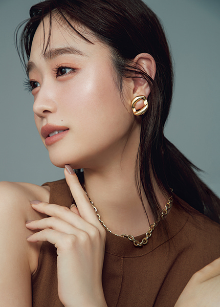 名品コスメ】「ディオール」の〝ハイライター〟は誰がどう塗っても