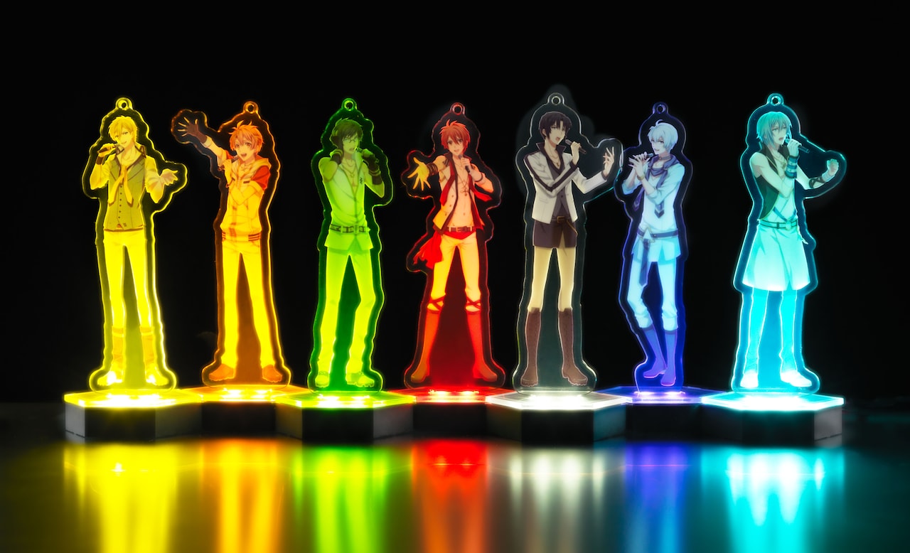 アイドリッシュセブン」7人のアクリルキーホルダー、光るスタンド付き