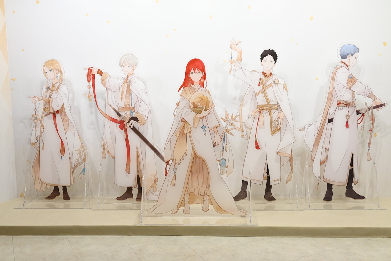 赤髪の白雪姫」原画展は明日から！キャラ衣装やフォスティリアスの輝く