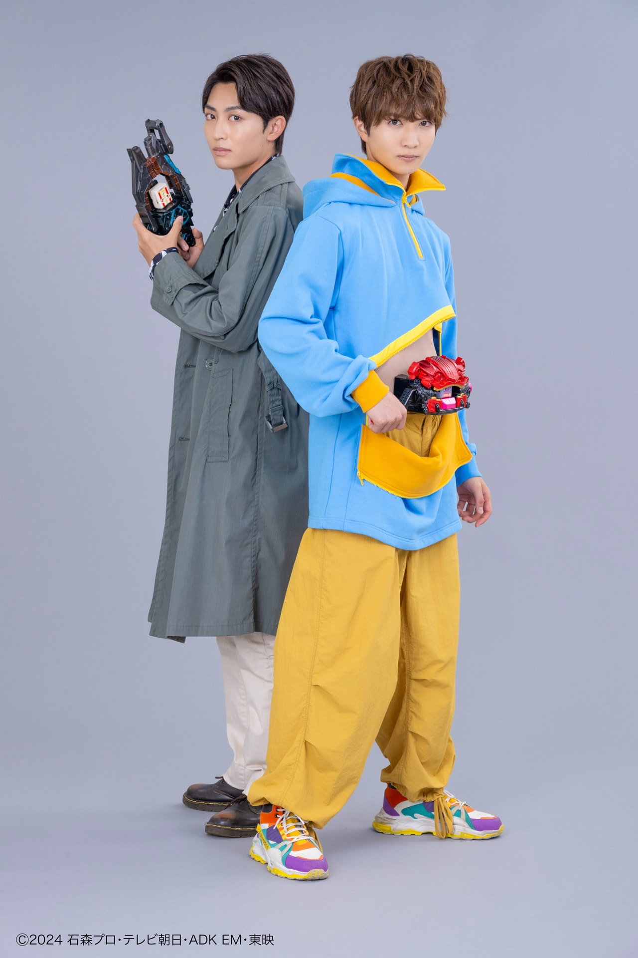 仮面ライダーガヴ」より、左から日野友輔が演じる辛木田絆斗、知念英和