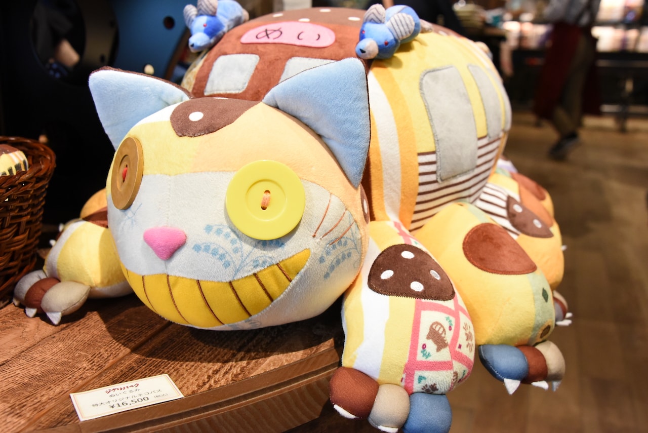 ジブリの大倉庫ショップ 冒険飛行団」で販売されているネコバスの