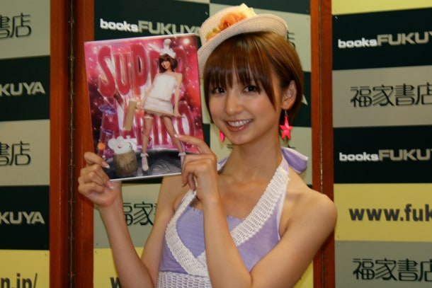 AKB48篠田麻里子、写真集発売イベントを“モモの花”が応援 - 音楽ナタリー
