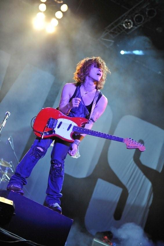 VAMPS、初の台湾フェスライブで8000人が熱狂 - 音楽ナタリー