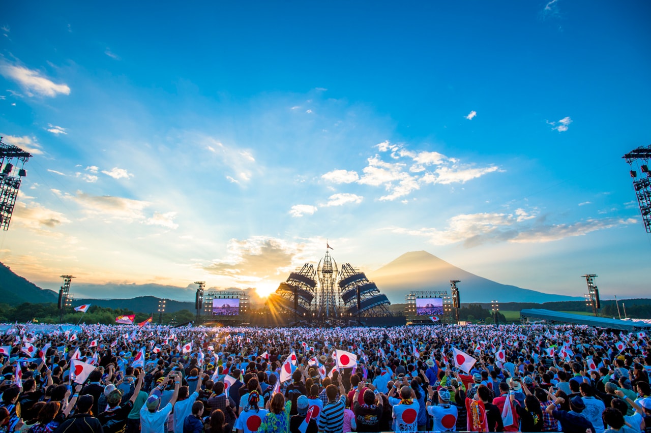 長渕剛 10万人オールナイト・ライヴ 2015 in 富士山麓」の様子。（撮影