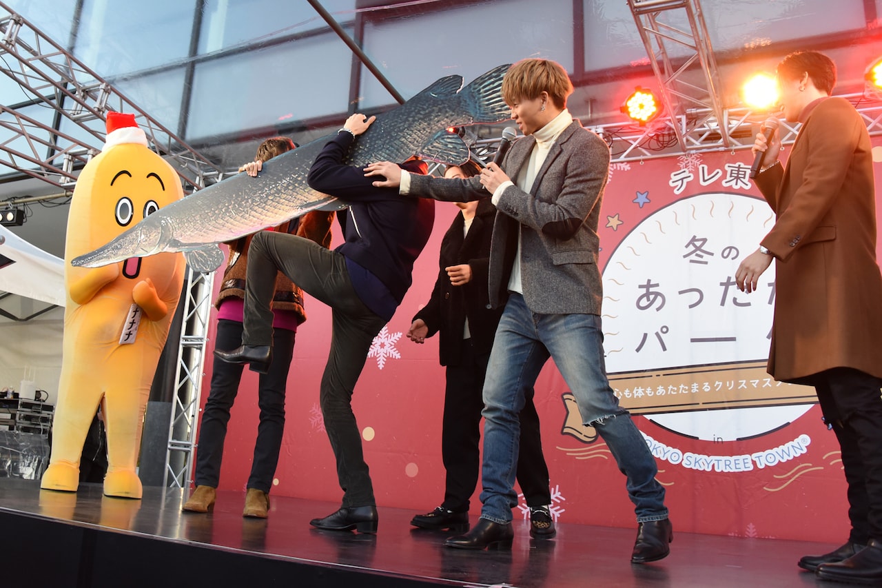 アリゲーターガーの実物大パネルを担ぐ八木勇征の筋肉事情を説明する