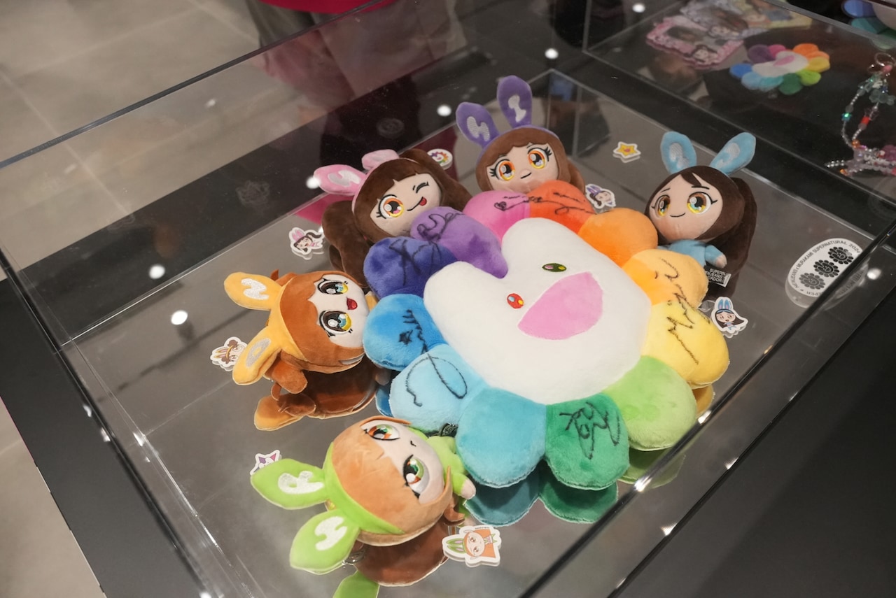 B1 DX SQUAREのショップに展示されているNewJeansのサイン入りグッズ