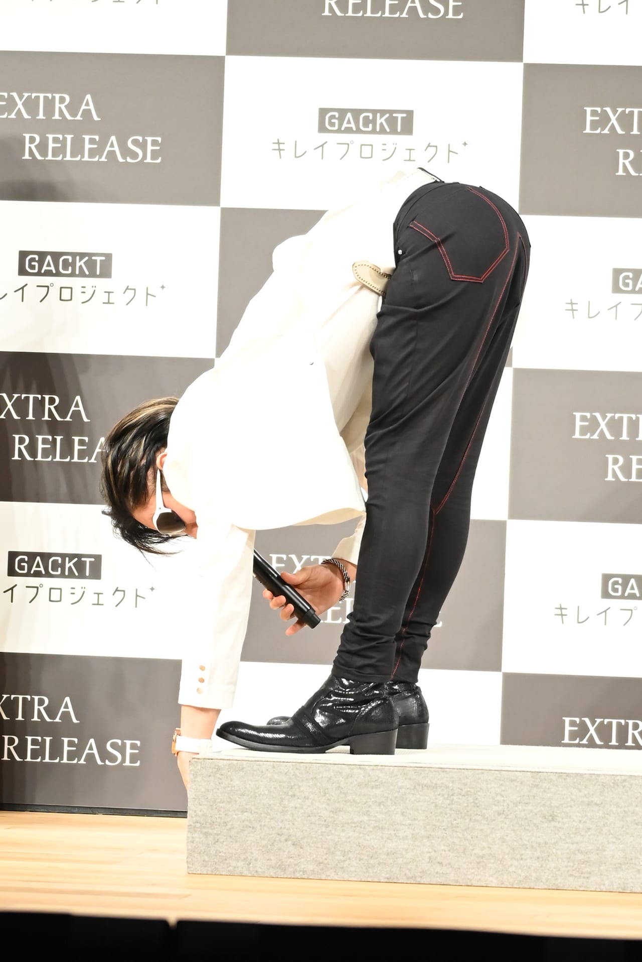 GACKT直伝ストレッチで「業界で一番体の硬い後輩」鬼龍院翔の柔軟性が