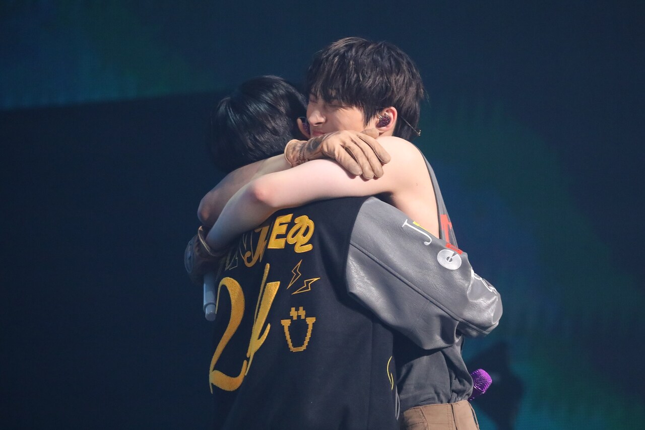 ジョンホに抱きつくミンギ。 (c)KQ Entertainment [画像ギャラリー 6