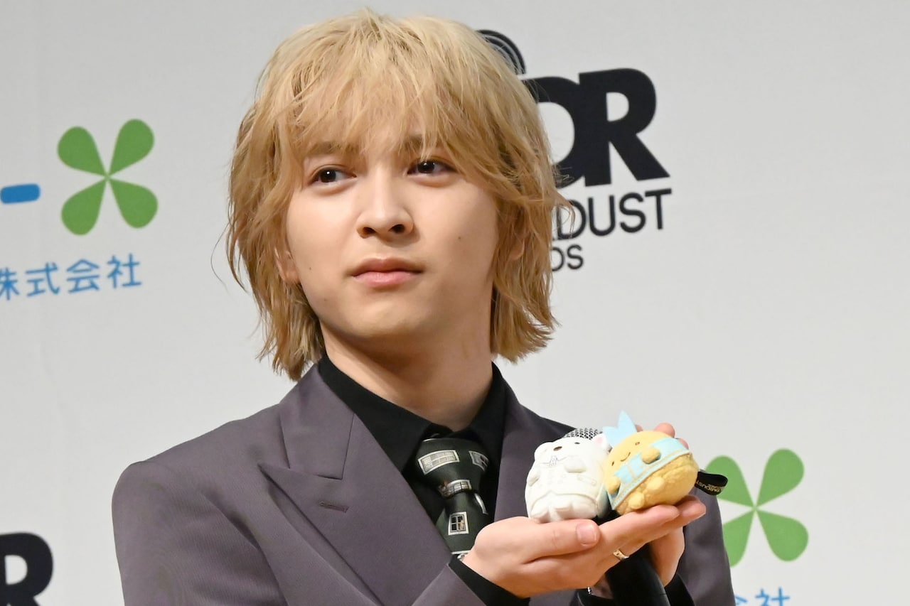 ぶらさげぬいぐるみ」をアピールする吉田仁人（M!LK）。 [画像