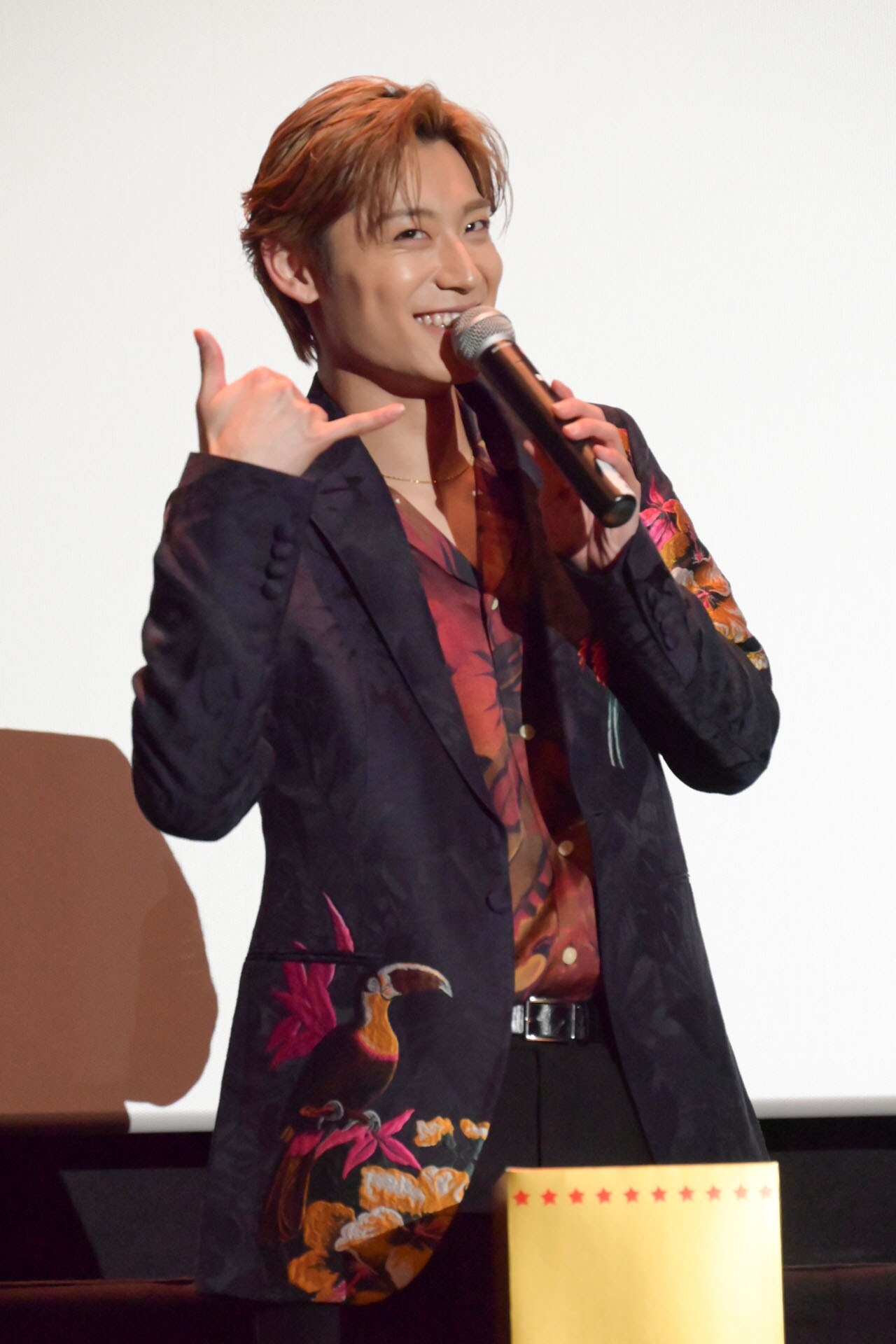 質問ボックスから“アロハ”を引いた髙松アロハ（超特急）。 [画像