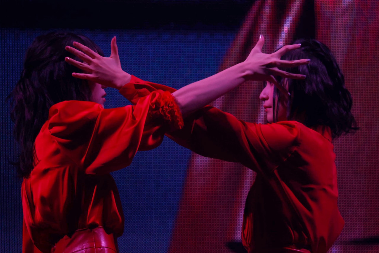 虹の素」を歌う野口衣織と佐々木舞香。（写真提供：代々木