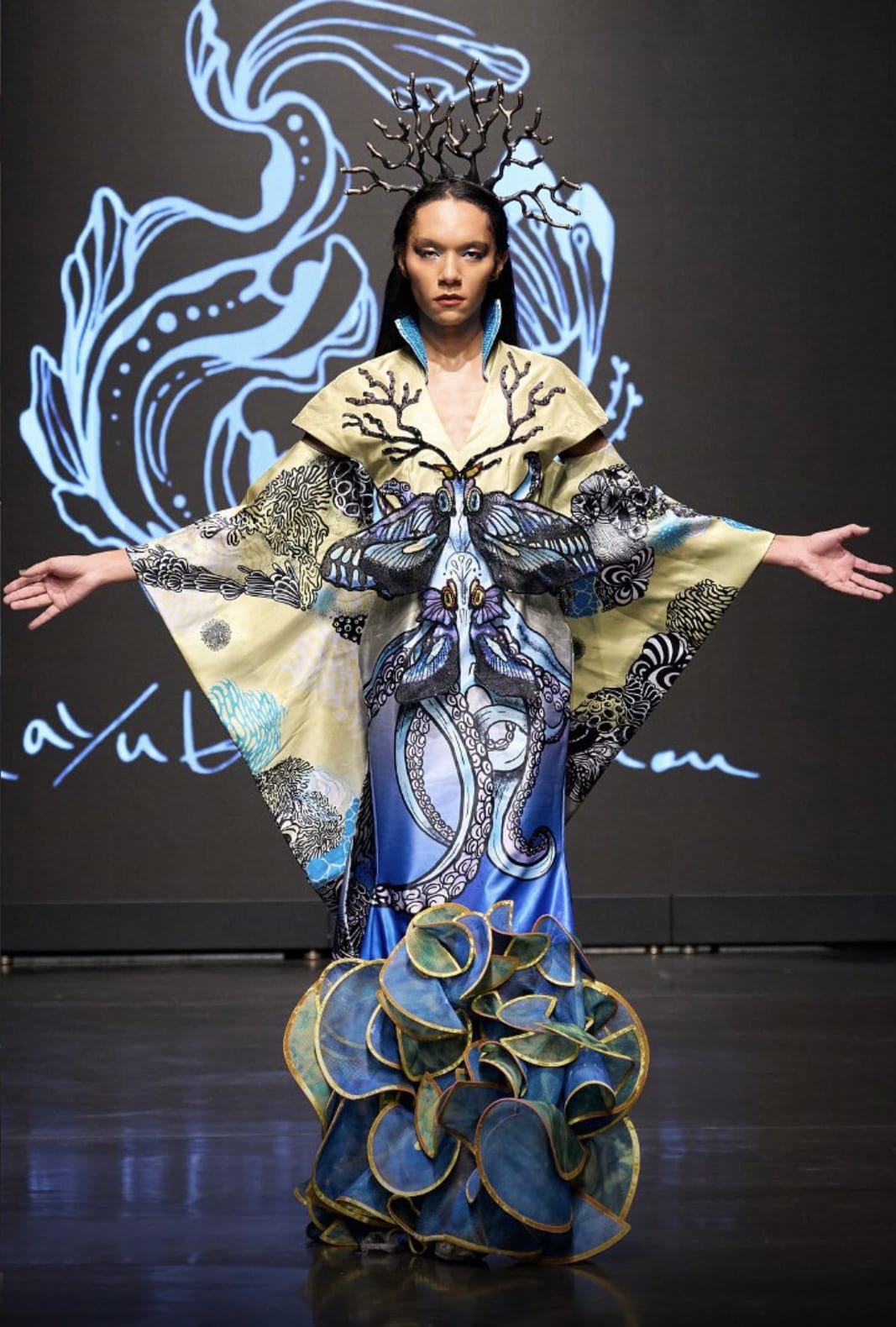 パリ・ファッションウィークのランウェイを歩くアヴちゃん（女王蜂