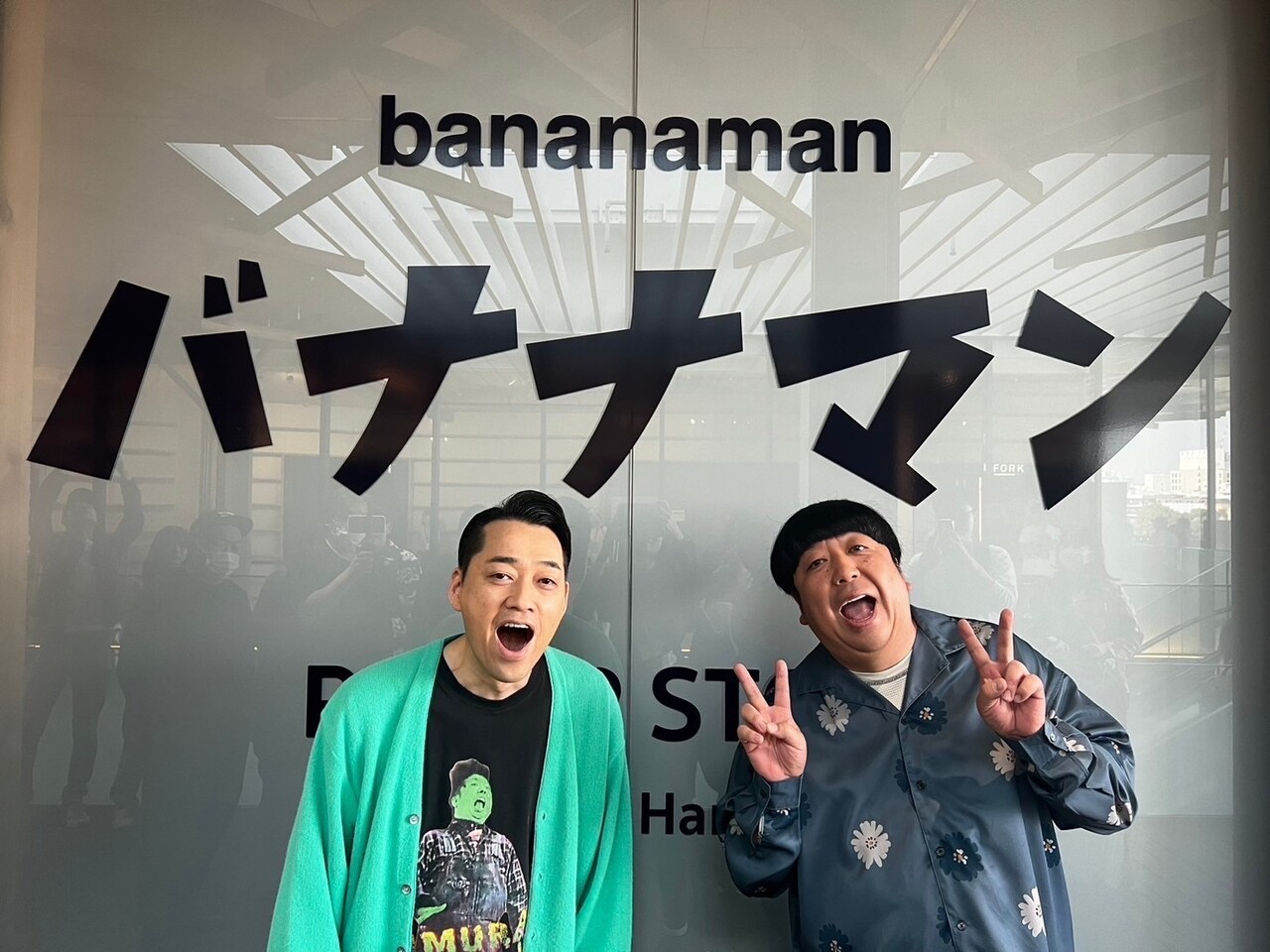 バナナマン POPUP STORE」の前で、バナナマン。 [画像ギャラリー 4/27