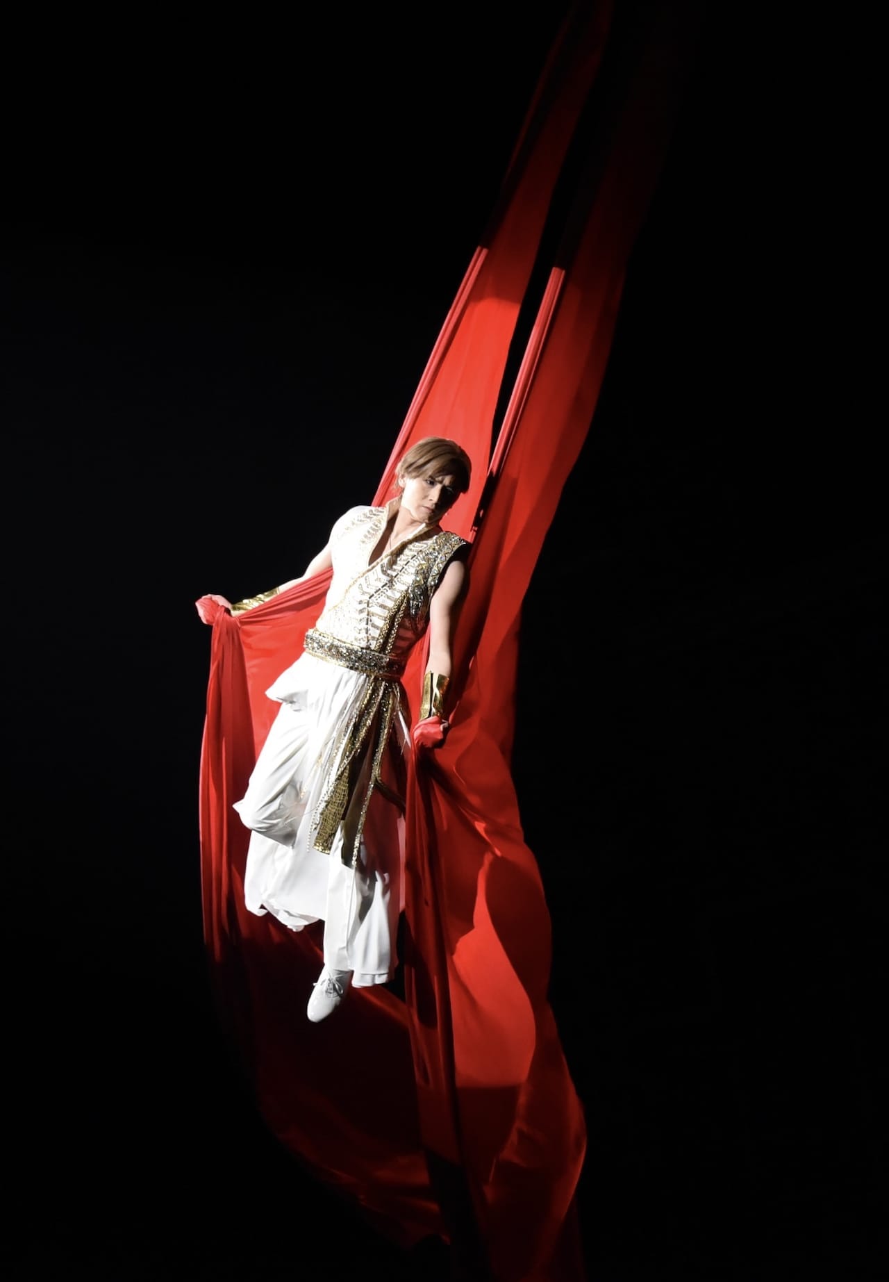 堂本光一の新たな挑戦「SHOCK」開幕、“相棒”堂本剛の誕生日祝うひと幕