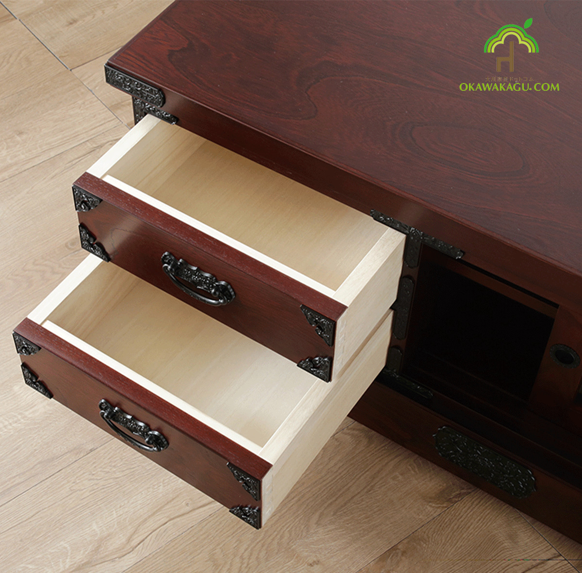 民芸調のお仏壇はコンパクトでリビングにも収まります【大川家具