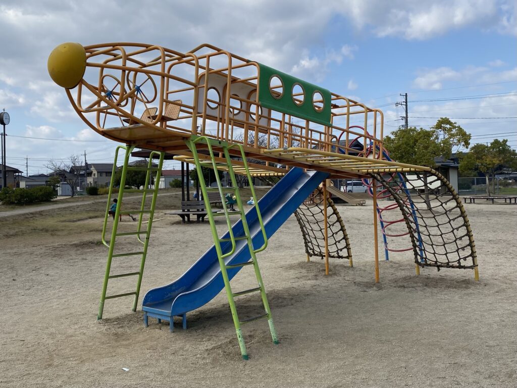 倉敷市】飛行機の遊具に乗り込んで気分はパイロット！砂場にはショベル