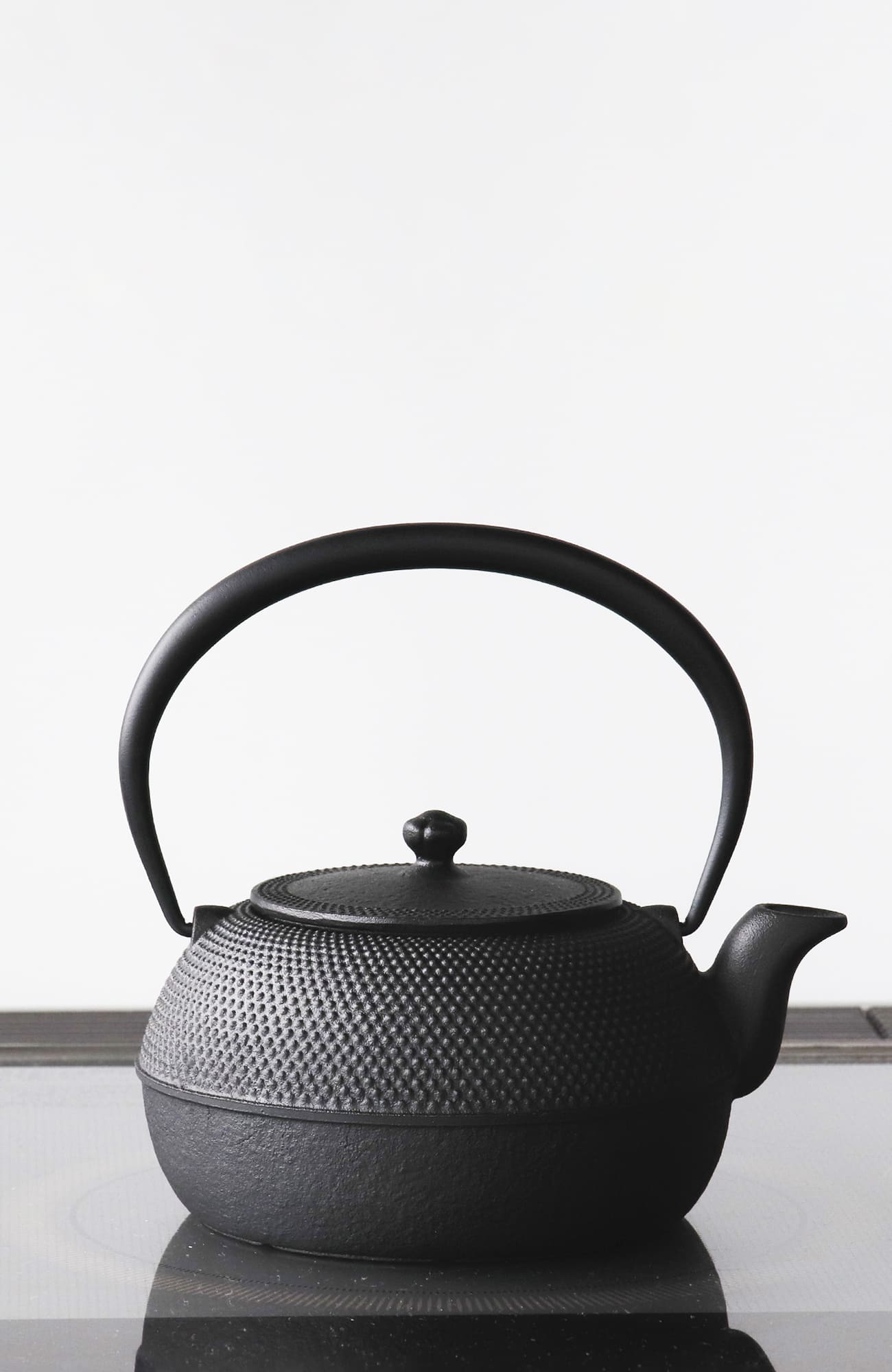 鉄瓶 平形まろみアラレ 1L | 南部鉄器の老舗 及源鋳造 OIGEN 公式