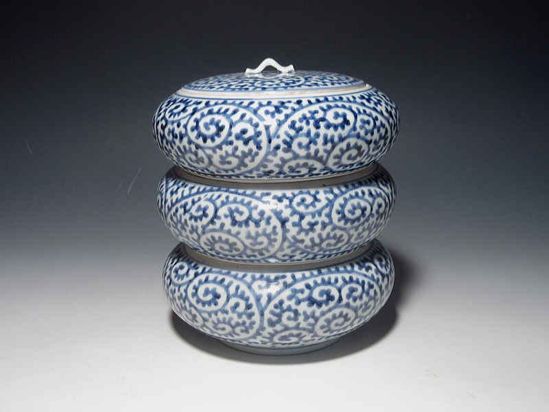 古伊万里 染付 蛸唐草文 丸形三段重【宝暦】 ｜ 古陶磁 大林師友堂