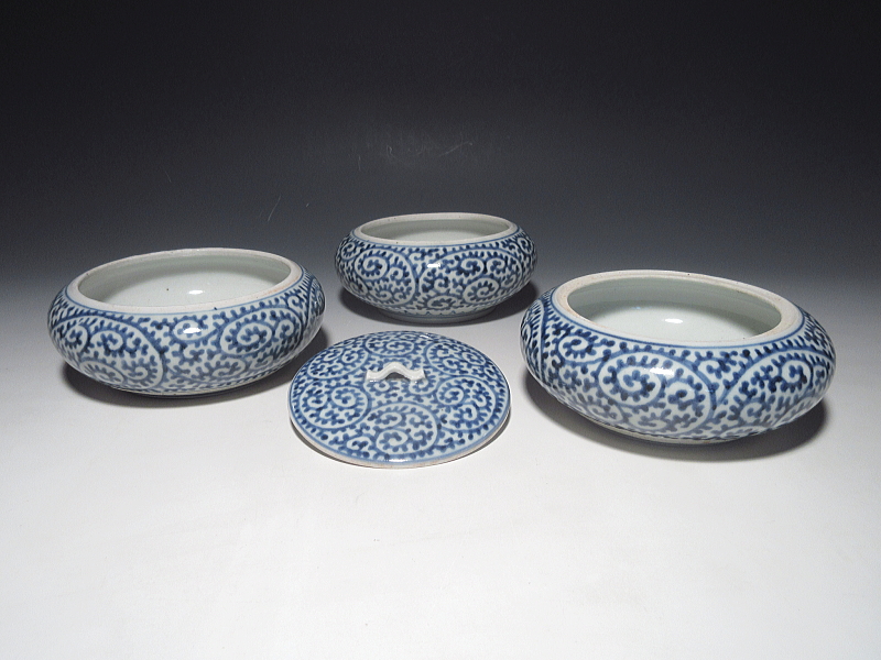 古伊万里 染付 蛸唐草文 丸形三段重【宝暦】 ｜ 古陶磁 大林師友堂