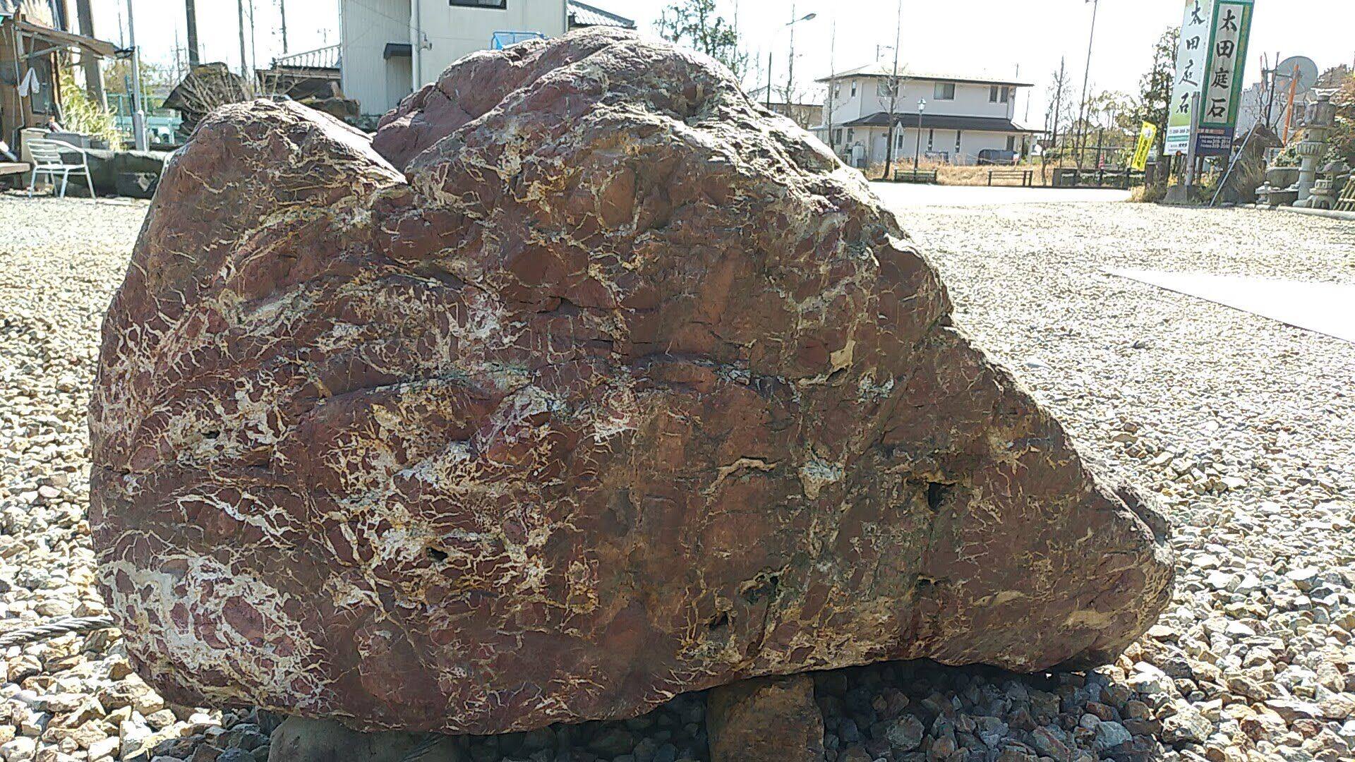紅加茂石・加茂川赤石 - 庭の差し色になり庭全体を引き締める庭石