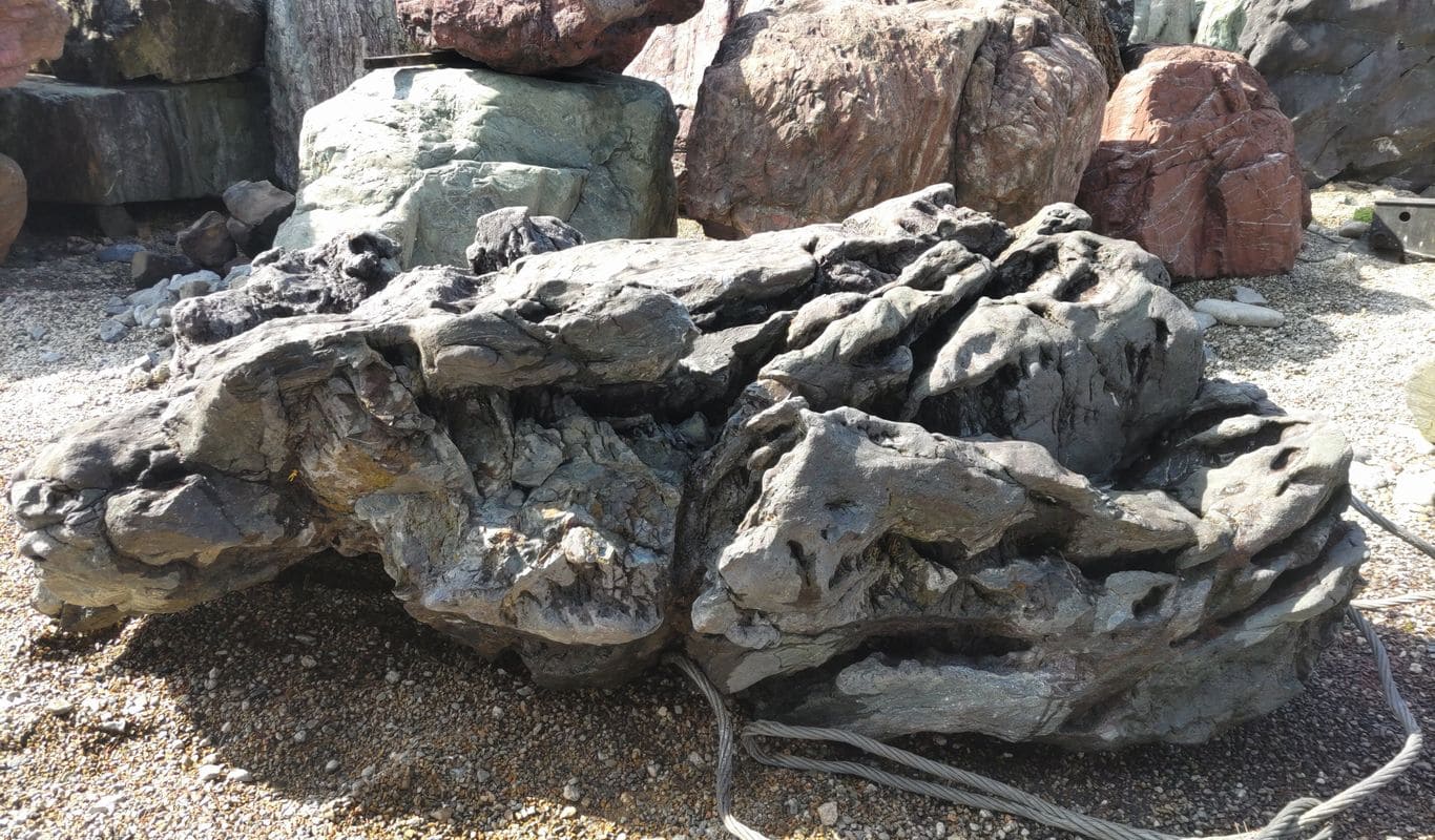 鞍馬石 - 日本銘石で京都七石の一つでモダンな現代庭にも合う庭石