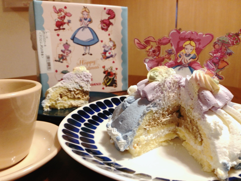 セブンイレブン＞レトロ可愛い！「不思議の国のアリス」ケーキは意外な