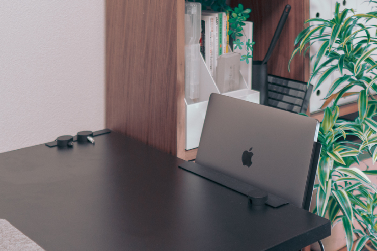 ZENLET THE RACK Mレビュー｜宙に浮くラック！MacBookのクラムシェル