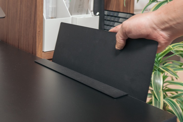 ZENLET THE RACK Mレビュー｜宙に浮くラック！MacBookのクラムシェル