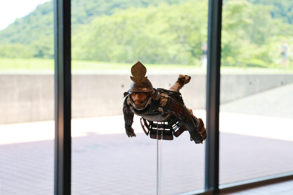 野口哲哉 鎧を着て見る夢 -ARMOURED DREAMER-」が箱根彫刻の森美術館で