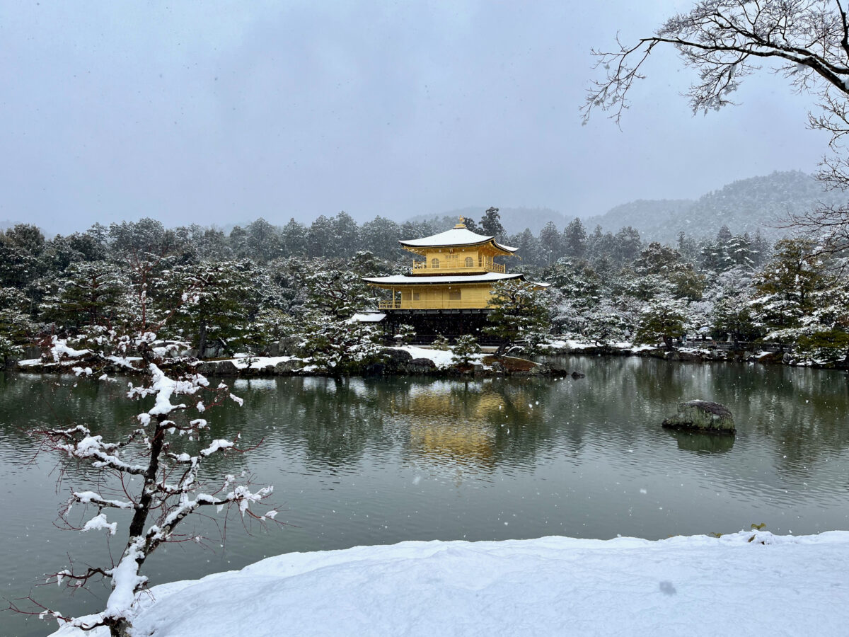 雪の金閣寺庭園 ― 美しい雪景色の世界遺産…京都市北区の庭園。 | 庭園