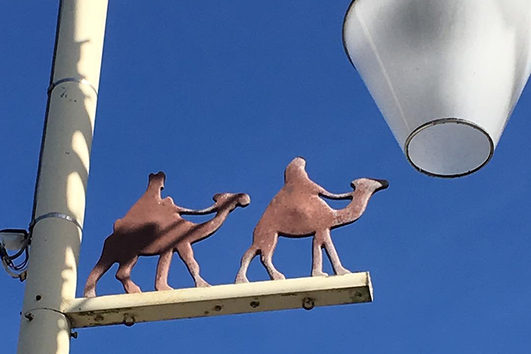 月の沙漠記念像 | 一般社団法人 御宿町観光協会 公式ホームページ