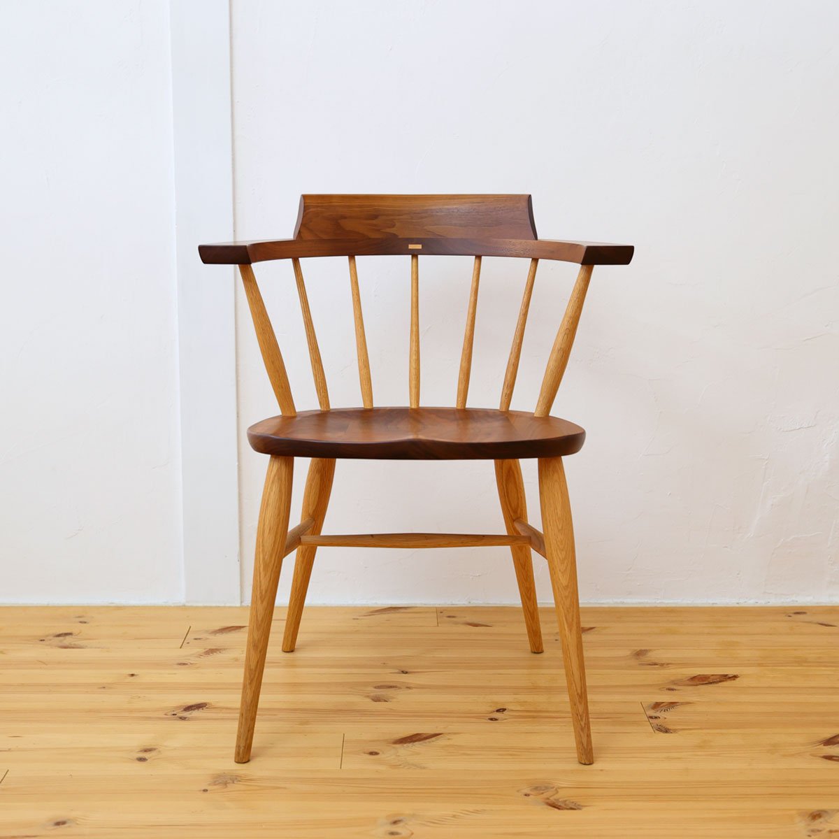 キャプテンチェア ウォールナット×オーク｜高山ウッドワークス｜柏木工