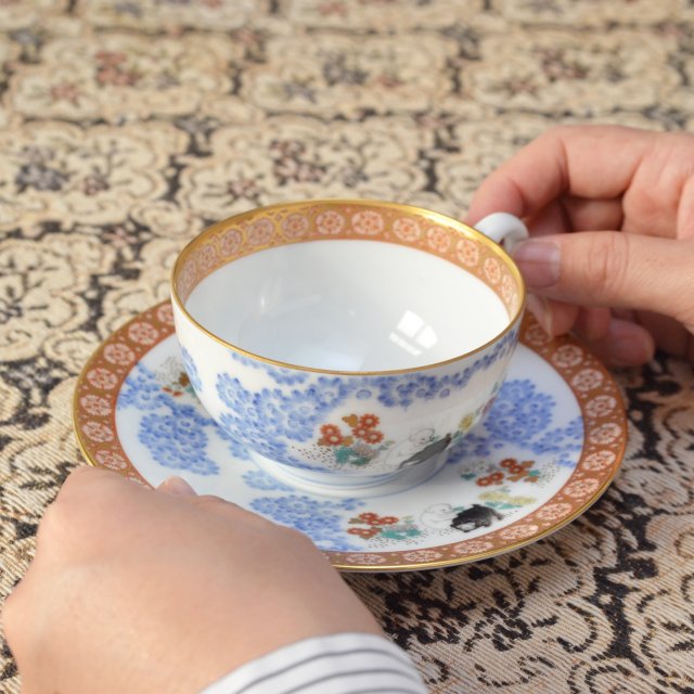 染錦唐草遊犬の図）コーヒーカップ＆ソーサー|有田焼の老舗-香蘭社