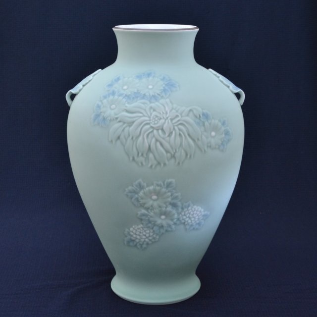 青磁暘刻菊の舞）花瓶|有田焼の老舗-香蘭社オンラインショップ