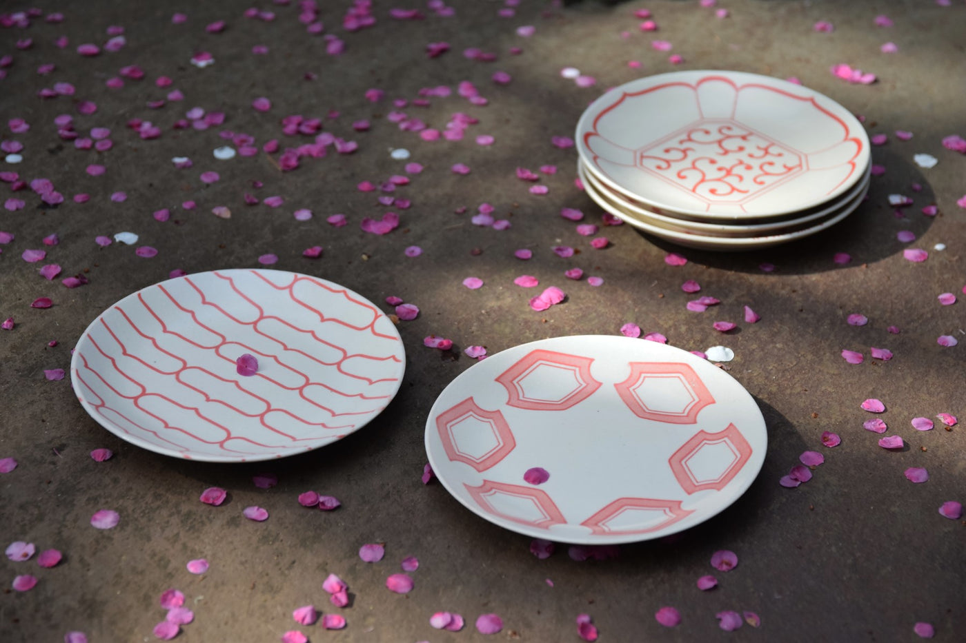 染付五寸皿 赤 – HIGASHIYA Online Shop