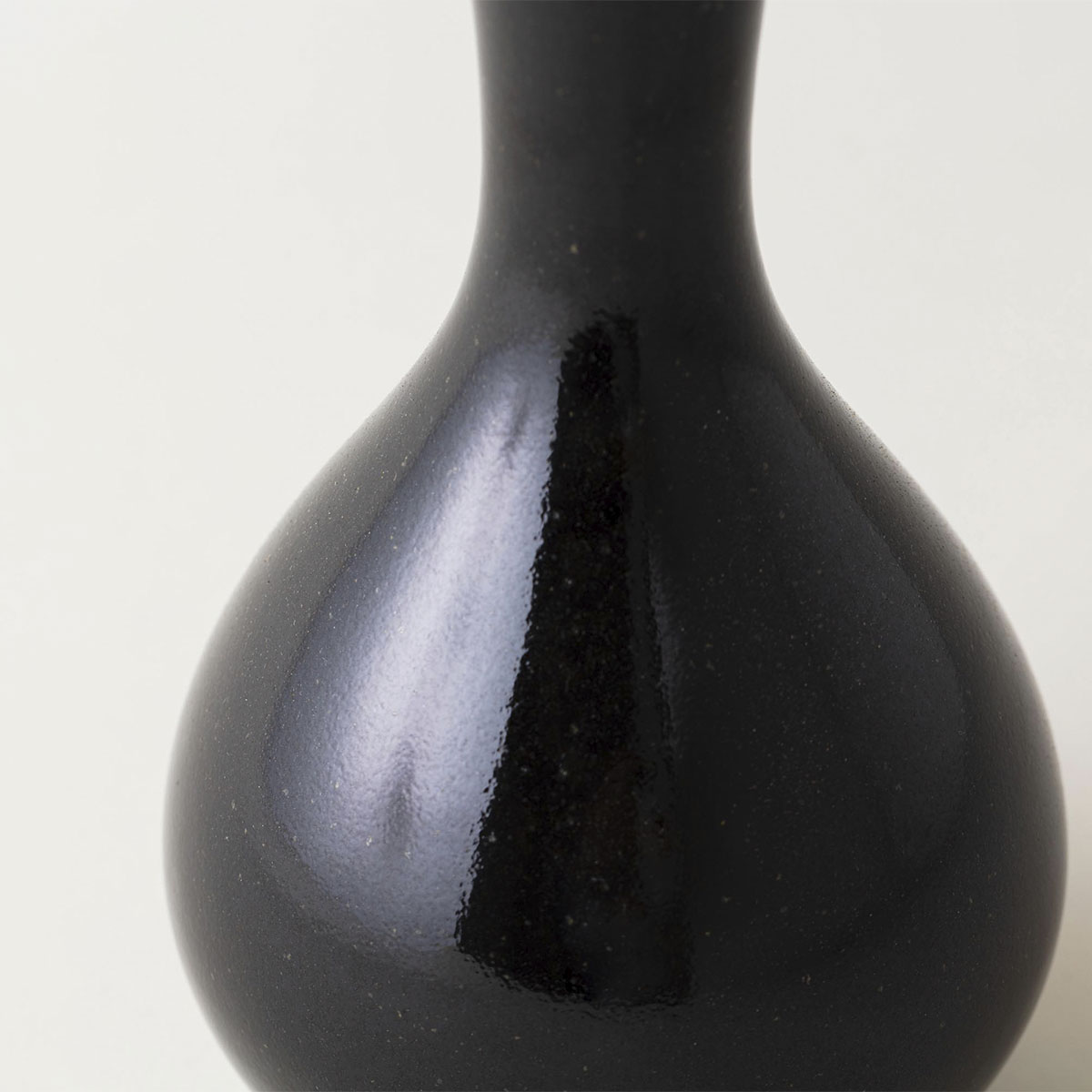 黒薩摩鶴首花瓶[クロサツマツルクビカビン]｜沈壽官窯（ちんじゅかんが