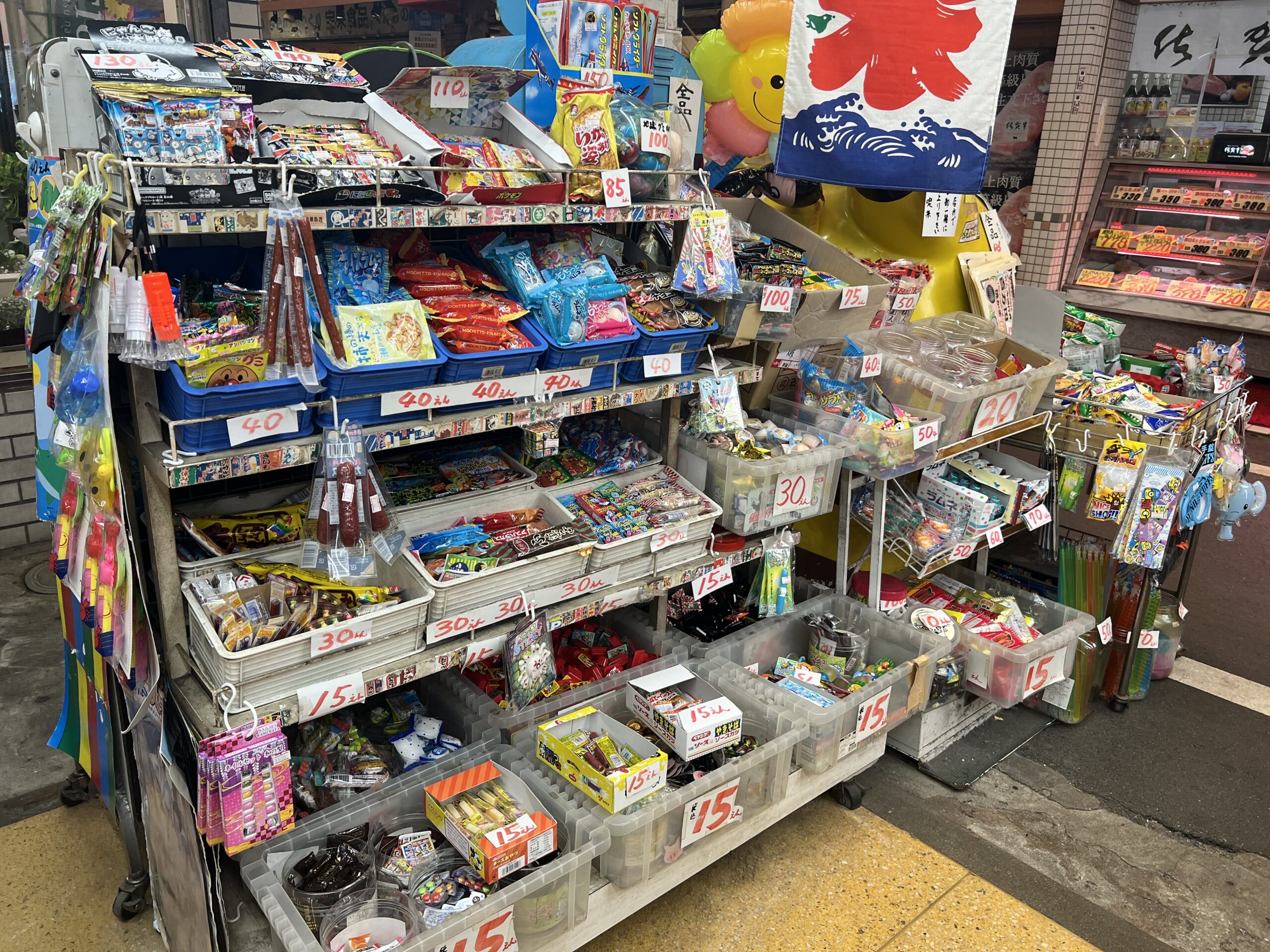 まさに昭和レトロ！駄菓子店と喫茶店とが合わさったノスタルジックな