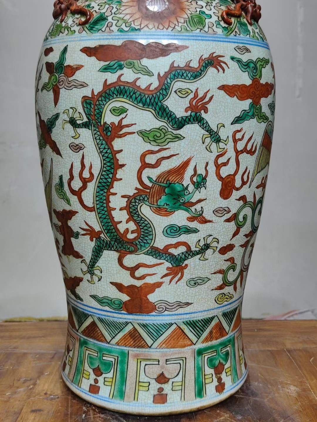 美品·款识“大明嘉靖年制”精工细作满工青花五彩龙纹四系螭龙攀壁凤尾尊