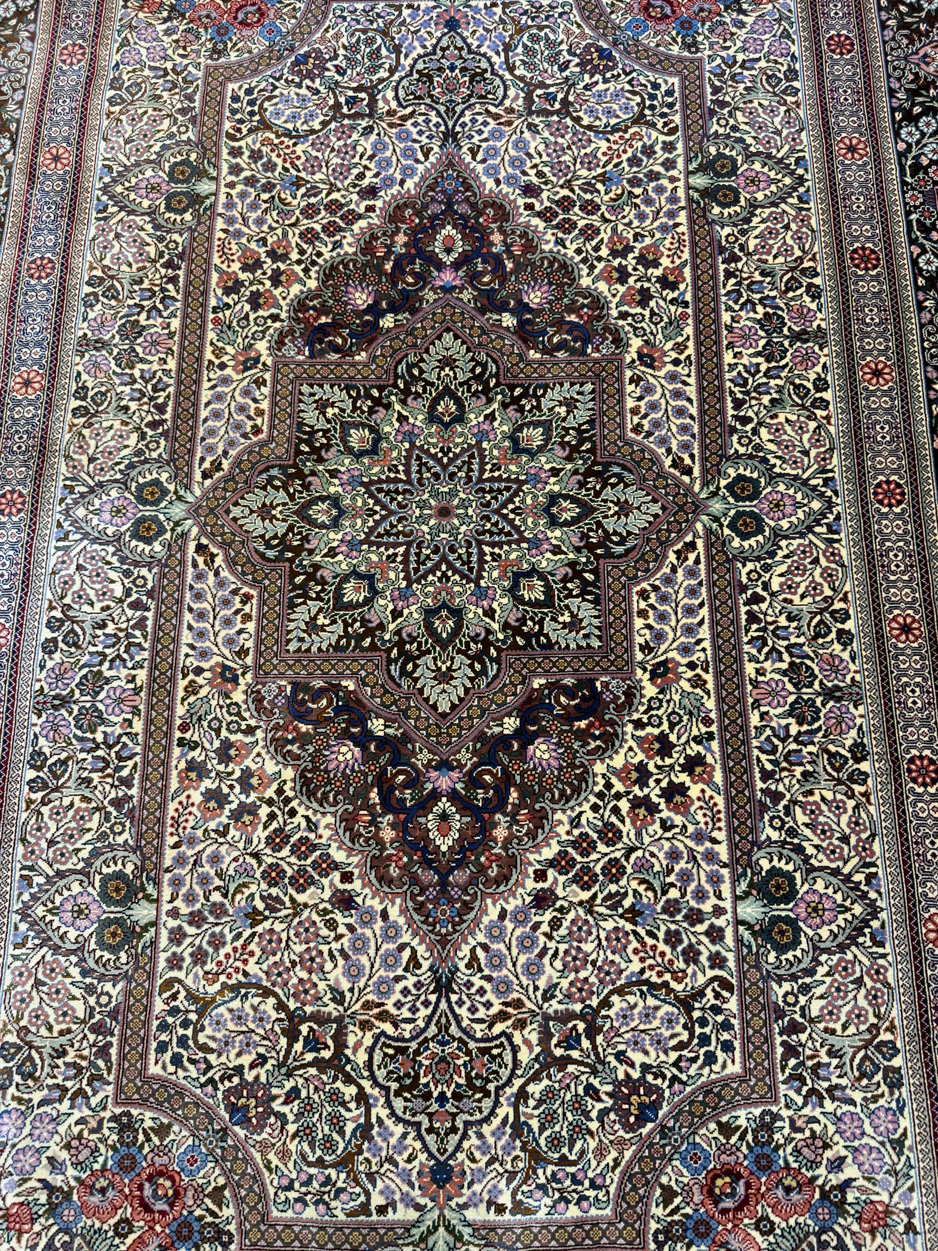 高級ペルシャ絨毯クム産シルク100％ ノウリ工房 152×104cm（FN-10004