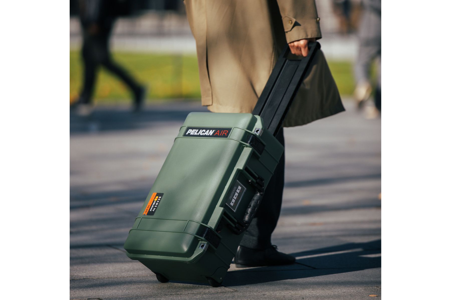 bPr BEAMSによる別注で、PELICANのスーツケースがミリタリー色に