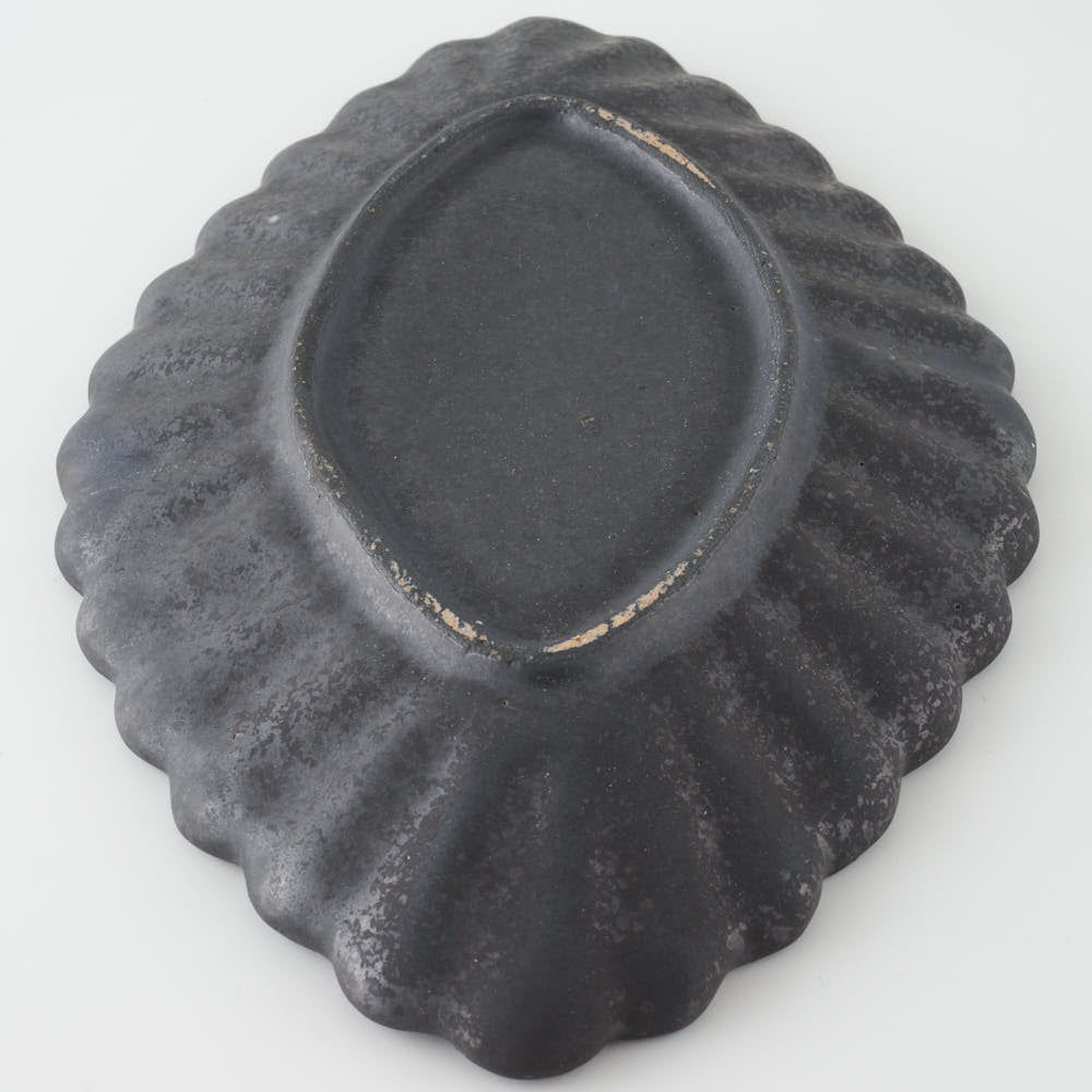 作家 青柳憲儀 黒釉 輪花菱楕円皿 ¥4,400 大人の焼き物