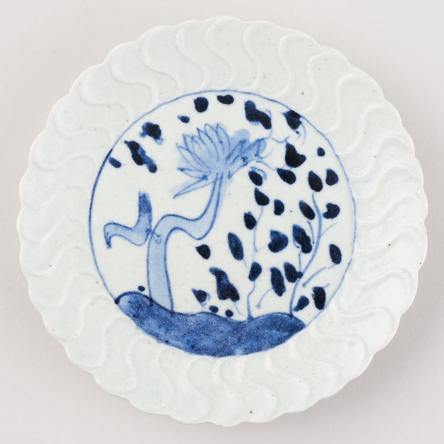 作家 吉田崇昭 染付鉤陽刻皿 ¥7,700 大人の焼き物