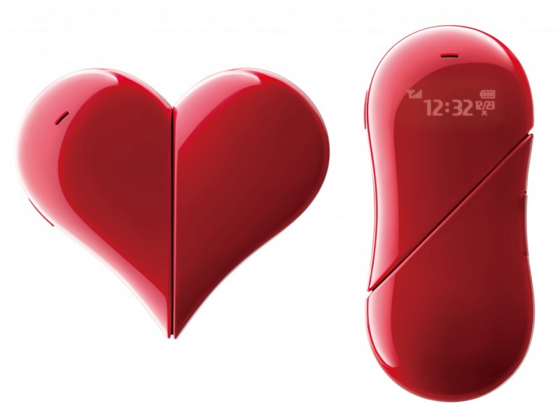 セーラームーン×真っ赤なハート型携帯の最強コラボ！ ときめきすぎて胸