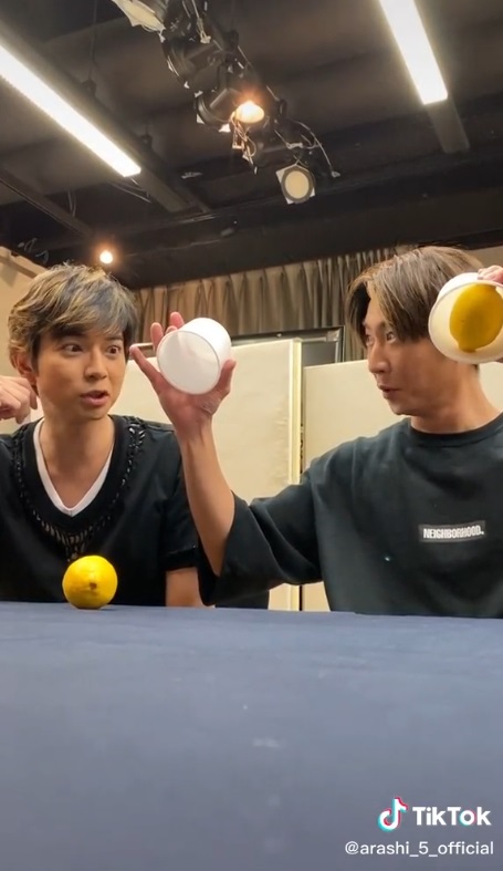 相葉雅紀の簡単な手品に驚く松本潤！可愛すぎるTikTok動画が話題に「Jr