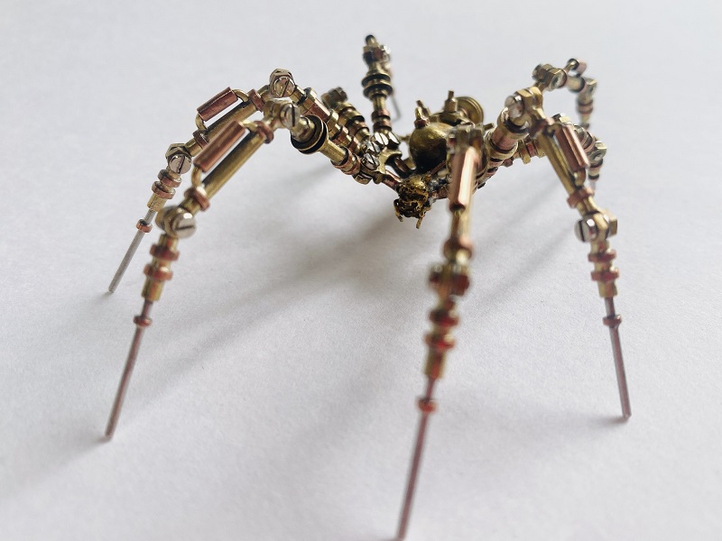 今にも動き出しそう！昆虫とスチームパンクを融合させた彫金作品が