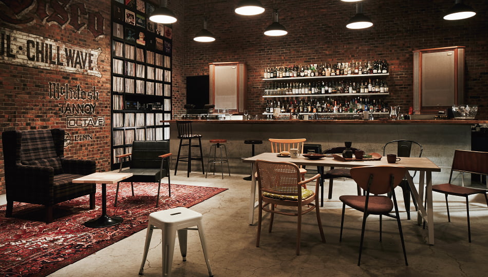 Cafe & Bar（椅子達の物語を背景に、価値あるくつろぎの場として