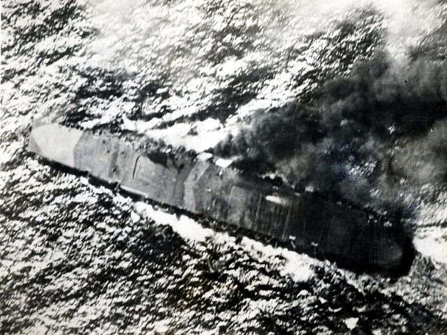 記録写真】米軍の攻撃をかわして航行する日本海軍の空母「瑞鶴」：朝日
