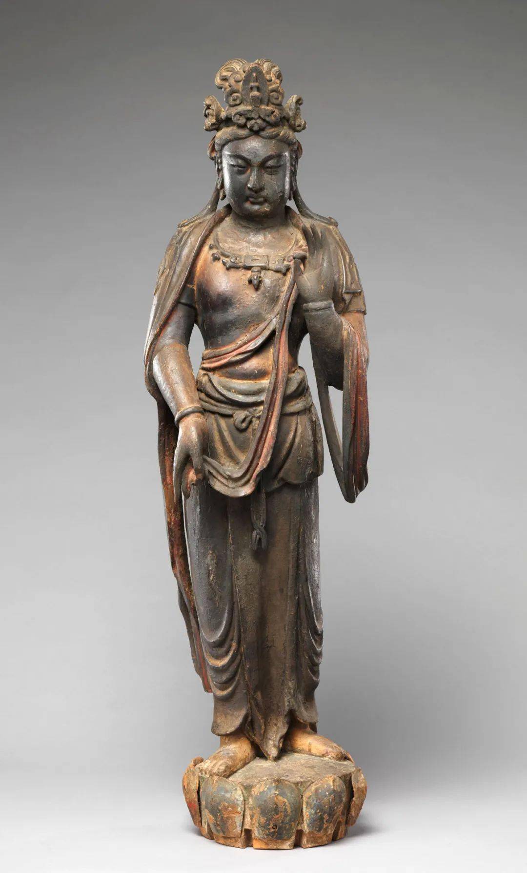 赏析｜金代彩绘木雕：大势至菩萨立像_搜狐网